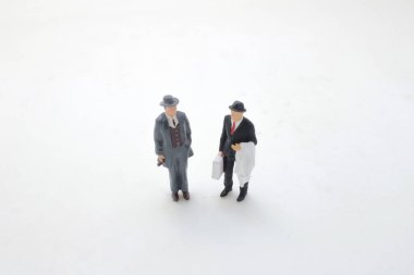 İki uygun iş adamını canlandıran minyatür plastik figürler.