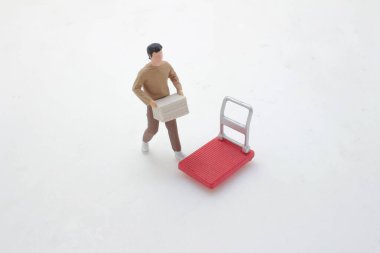 Küçültülmüş bibloda bir işçinin kutuyu taşıdığı görülüyor.