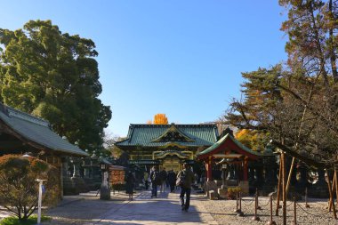 10 Aralık 2024 Geleneksel Japon mimarisi. Tapınağı keşfeden insanlarla dolu.