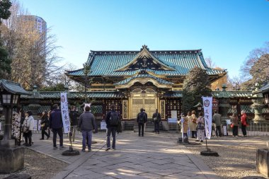 10 Aralık 2024 Geleneksel Japon mimarisi. Tapınağı keşfeden insanlarla dolu.