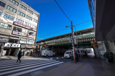 10 Aralık 2024 Ticari bir bina, üstümüzden geçen bir tren