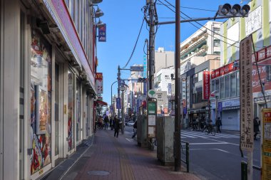 10 Aralık 2024 'te, insanların geleneksel bir türbeyi mimari detaylarla keşfettikleri sahne