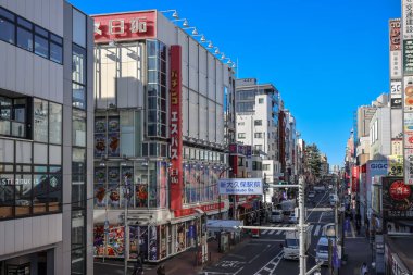 10 Aralık 2024 Japon binalarının yer aldığı sokak manzarası, belirgin tabela,