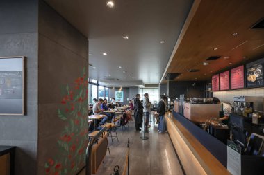 10 Aralık 2024 Çağdaş Kafe İçişleri Müşterilerin içeceklerden hoşlandığı