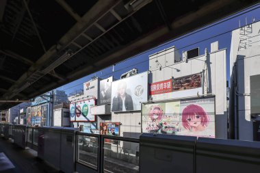 10 Aralık 2024 Değişik reklam panoları ve reklamların sergilendiği canlı bir şehir manzarası