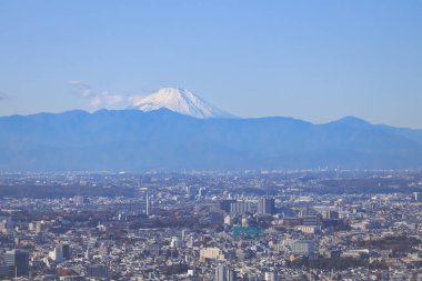 10 Aralık 2024 Uzaktaki Fuji Dağı 'nın göz kamaştırıcı manzarası, karla kaplı zirvesi