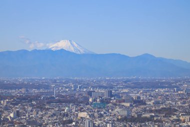 10 Aralık 2024 Uzaktaki Fuji Dağı 'nın göz kamaştırıcı manzarası, karla kaplı zirvesi