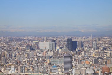 10 Aralık 2024 Şehir Manzarası çeşitli kentsel yapılar arasında önemli bir gökdelen barındırıyor