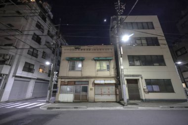 9 Aralık 2024 Şehir silueti modern çağın ortasında önemli bir kırmızı kule sergiliyor.