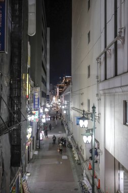 9 Aralık 2024 Şehir silueti modern çağın ortasında önemli bir kırmızı kule sergiliyor.