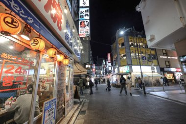 9 Aralık 2024 Şehir silueti modern çağın ortasında önemli bir kırmızı kule sergiliyor.