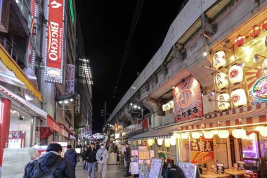 9 Aralık 2024 Şehir silueti modern çağın ortasında önemli bir kırmızı kule sergiliyor.