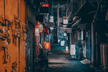 9 Aralık 2024 dar şehir sokağı parlayan fenerler, aydınlatma işareti