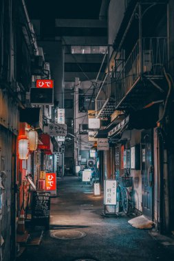 9 Aralık 2024 dar şehir sokağı parlayan fenerler, aydınlatma işareti