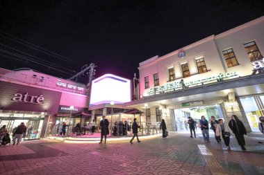 9 Aralık 2024 yoğun şehir manzarası iyi ışıklandırılmış bir istasyon, araçlar