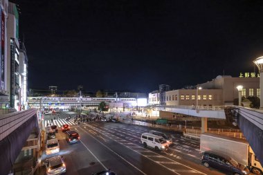 9 Aralık 2024 yoğun şehir manzarası iyi ışıklandırılmış bir istasyon, araçlar