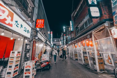 9 Aralık 2024 Canlı bir sokak vitrininin gece görüntüsü