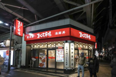 9 Aralık 2024 Canlı bir sokak vitrininin gece görüntüsü