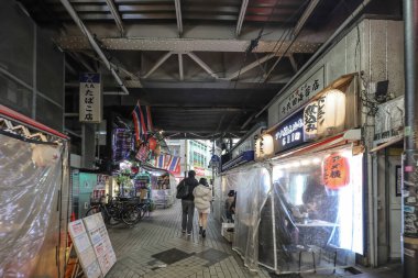 9 Aralık 2024 Canlı bir sokak vitrininin gece görüntüsü