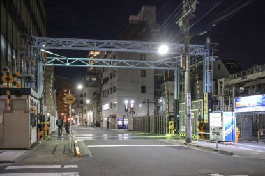 9 Aralık 2024 Kapalı kapılar ve bitişik aydınlatma ile bir kentsel demiryolu geçidi