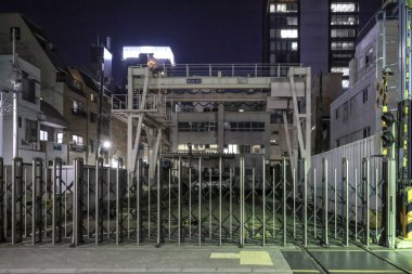 9 Aralık 2024 Kapalı kapılar ve bitişik aydınlatma ile bir kentsel demiryolu geçidi