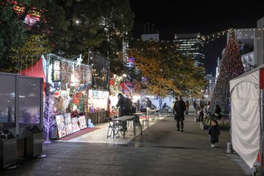 9 Aralık 2024 Kırmızı ve beyaz tezgahların süslendiği canlı Noel piyasa sahnesi