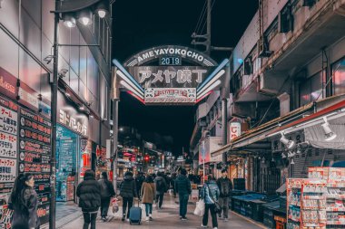 Ueno Ameyoko Alışveriş Caddesi Tokyo 'da 9 Aralık 2024 Bustling Vibes