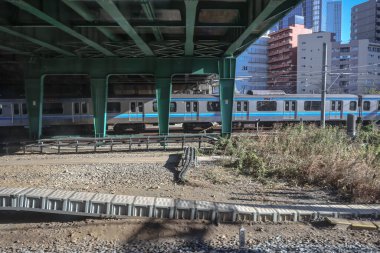 9 Aralık 2024 mavi ve gümüş tren tren rayları boyunca ilerliyor.