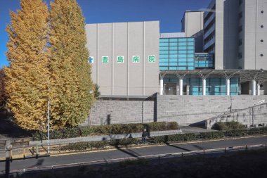 9 Aralık 2024 çağdaş hastane altın yapraklarla çevrili.