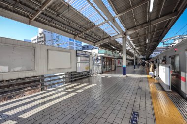 9 Aralık 2024 Tren Giderken Metro İstasyonunda Bekleyen İnsanlar