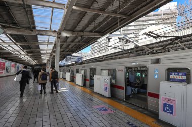 9 Aralık 2024 Tren Giderken Metro İstasyonunda Bekleyen İnsanlar