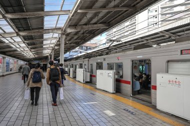 9 Aralık 2024 Tren Giderken Metro İstasyonunda Bekleyen İnsanlar