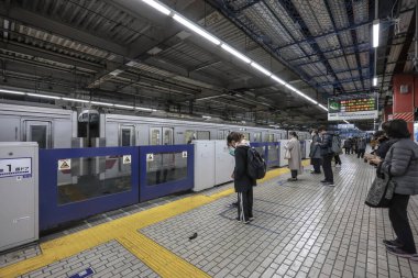 9 Aralık 2024 Tren Giderken Metro İstasyonunda Bekleyen İnsanlar