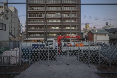 9 Aralık 2024 Tuğla Binalı Şehir Sokak Sahnesi