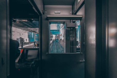 9 Aralık 2024 'te tren raylarına bakan bir trenin arka camını gösteriyor.