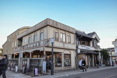 9 Aralık 2024 'te simetrik bir cephe ve süsleme içeren tarihi bina