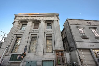 9 Aralık 2024 'te simetrik bir cephe ve süsleme içeren tarihi bina