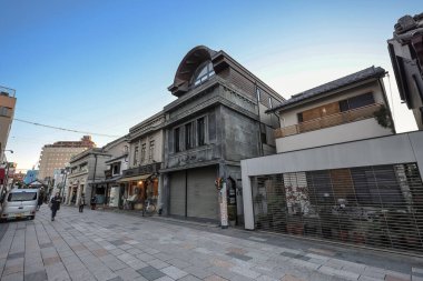 9 Aralık 2024 'te simetrik bir cephe ve süsleme içeren tarihi bina