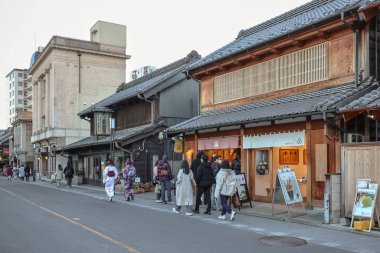 9 Aralık 2024 mimarisi, yenilenmiş ahşap binaları ön plana çıkarıyor