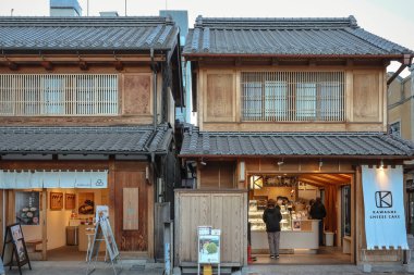 9 Aralık 2024 mimarisi, yenilenmiş ahşap binaları ön plana çıkarıyor