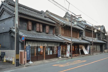 9 Aralık 2024 mimarisi, yenilenmiş ahşap binaları ön plana çıkarıyor