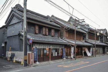 9 Aralık 2024 mimarisi, yenilenmiş ahşap binaları ön plana çıkarıyor