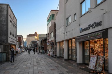 9 Aralık 2024. Sokak, yürüyen insanlar, küçük dükkanlar ve binalar..