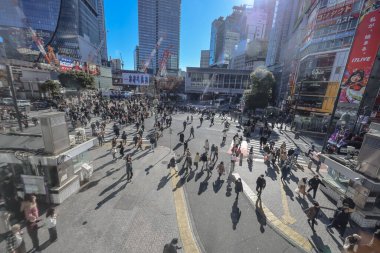 9 Aralık 2024 Gökdelenlerle çevrili kalabalık bir şehir yaya geçidi manzarası