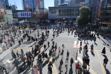 9 Aralık 2024 şehir yaya geçidi çok sayıda yayayı gösteriyor