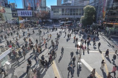 9 Aralık 2024 şehir yaya geçidi çok sayıda yayayı gösteriyor