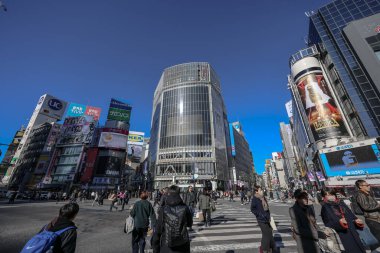 9 Aralık 2024 şehir yaya geçidi çok sayıda yayayı gösteriyor