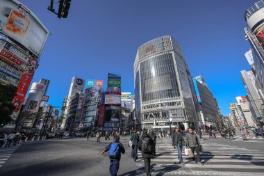 9 Aralık 2024 şehir yaya geçidi çok sayıda yayayı gösteriyor