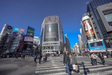 9 Aralık 2024 şehir yaya geçidi çok sayıda yayayı gösteriyor
