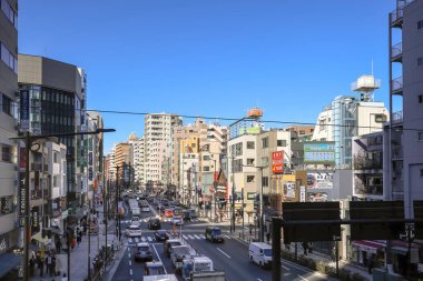 Modern mimari ve açık hava reklamlarının yer aldığı 9 Aralık 2024 kentsel cadde,